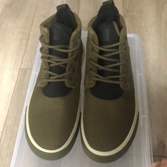 NWOT Sperry Sneakers Size 9.5 - Picture 3 of 6